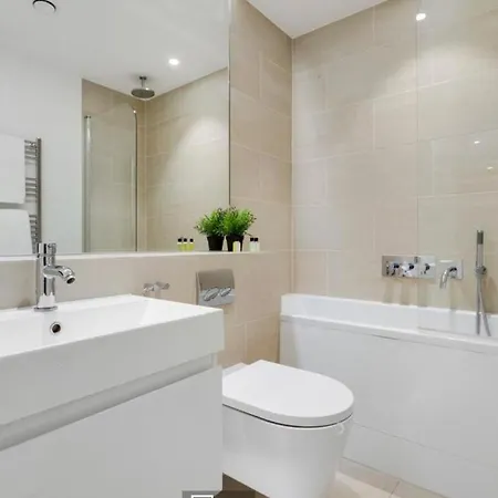 3 Bedroom Penthouse With Balcony Лондон Экстерьер фото