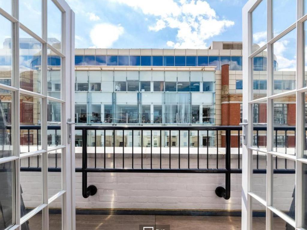 3 Bedroom Penthouse With Balcony * Londres