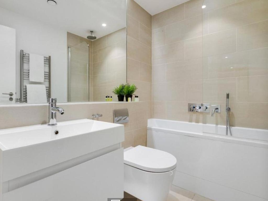 3 Bedroom Penthouse With Balcony Londres